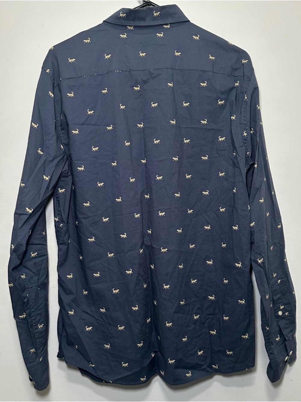 Banana Republic Untucked Novelty Wolf Print Button Up Shirt Blue Organic Cotton - Picture 13 of 16